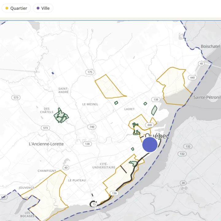 Une carte de la ville de Québec où les limites des quartiers et de la ville sont tracées, avec une contribution citoyenne épinglée au centre-ville.